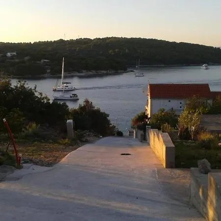 Nansi Nečujam