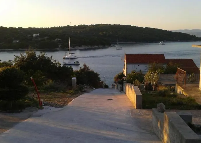 Nansi Nečujam